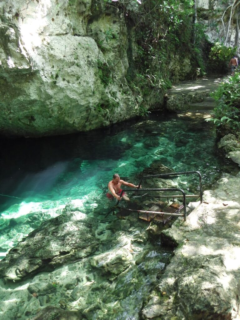 Thomas in einer Höhle