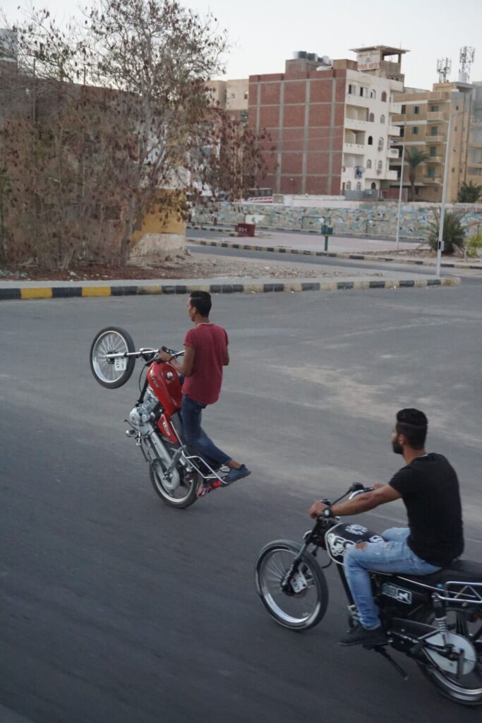 2 Männer auf dem Roller