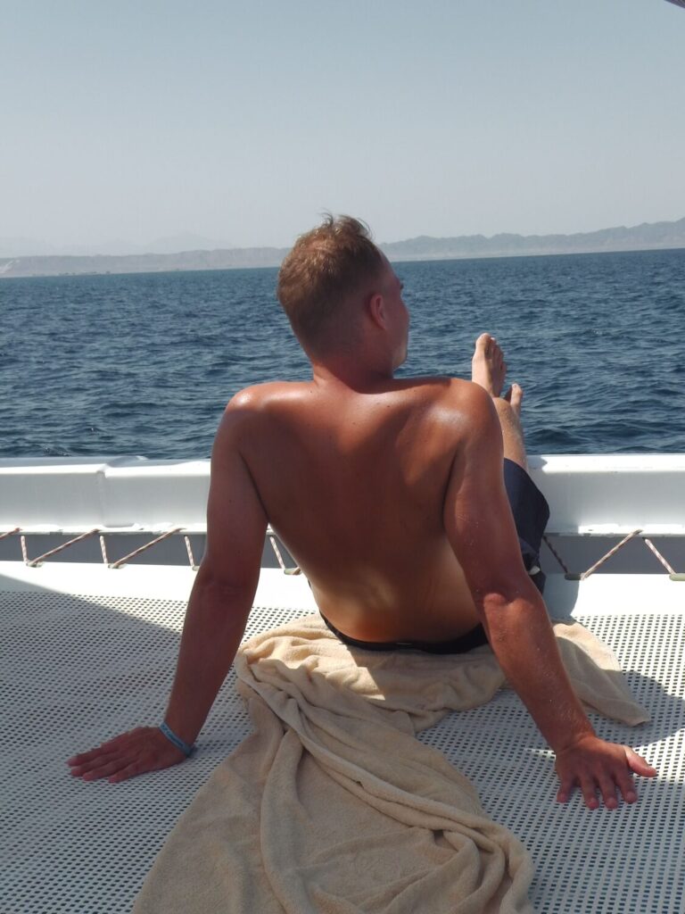 Thomas auf dem Katamaran